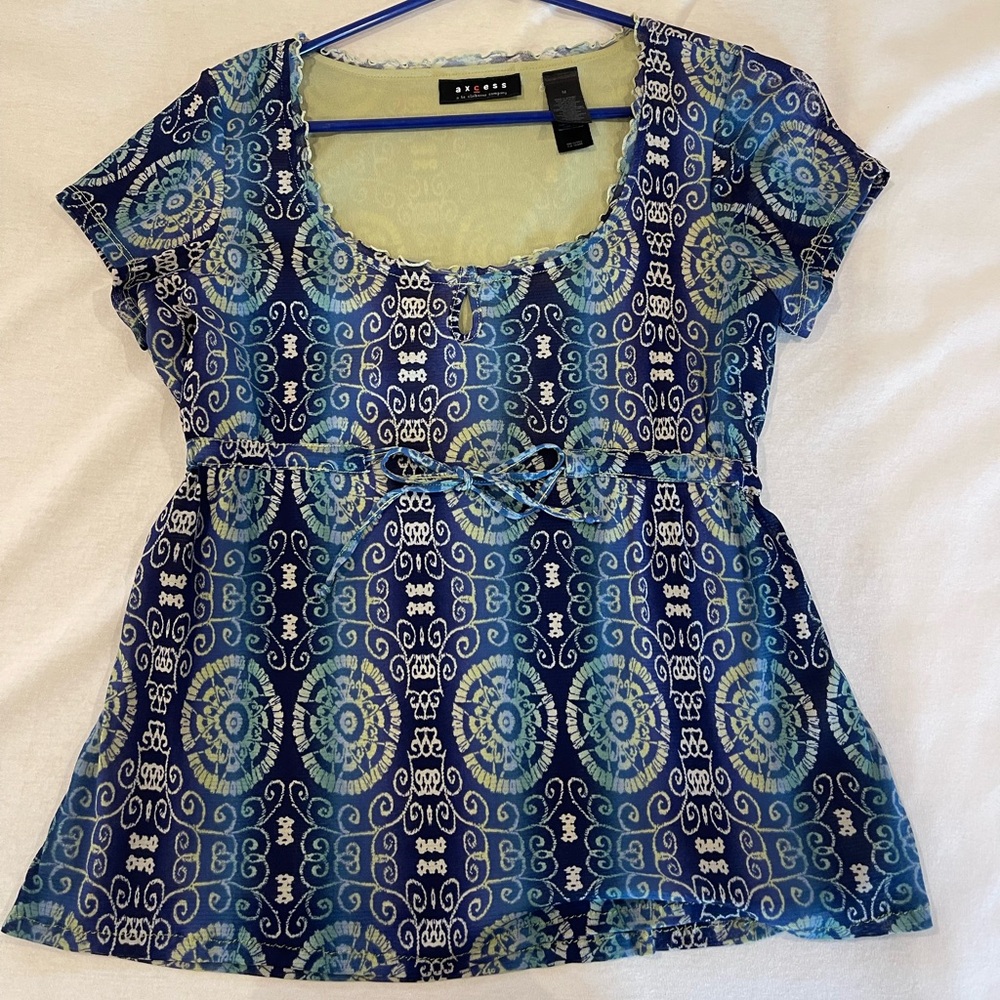 Colorful short sleeve blouse to dress up or dress down. Size S